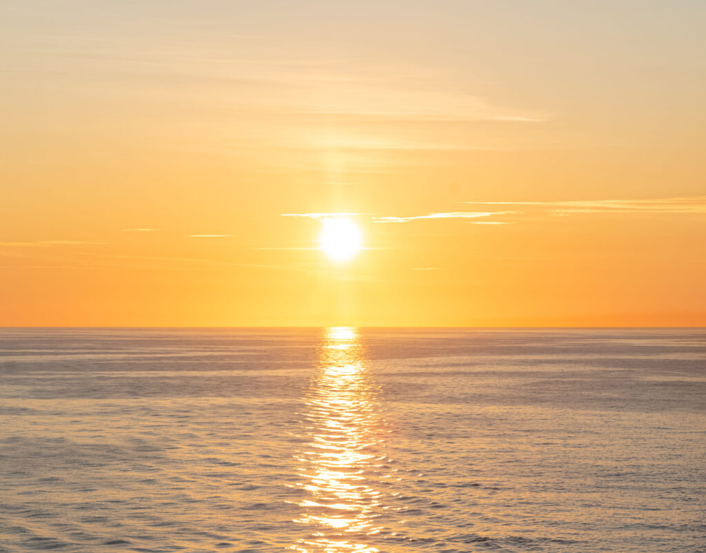 Amanecer sobre el mar, ambiente de calma