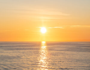 Amanecer sobre el mar, ambiente de calma